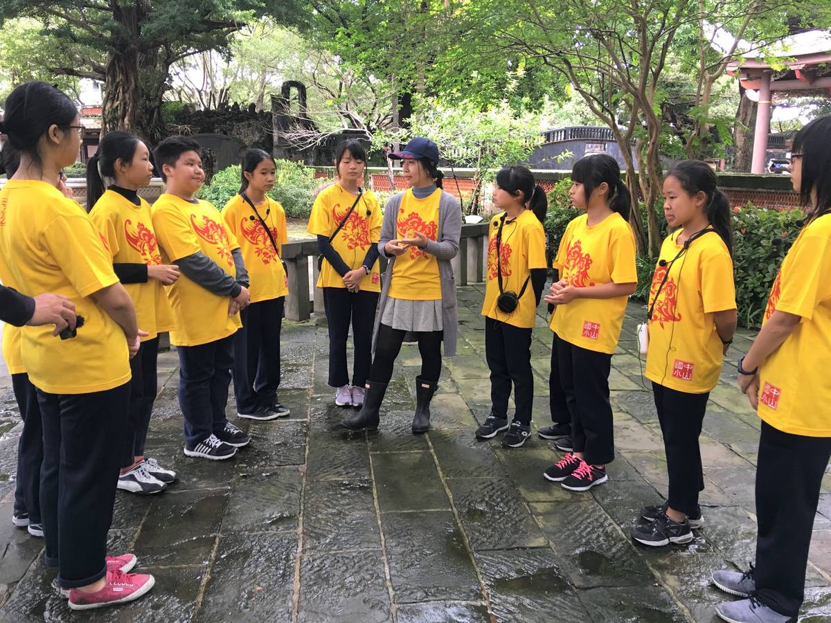 許吟如主任帶領小小導覽員們進行大型任務前後的精神勉勵與檢討改進