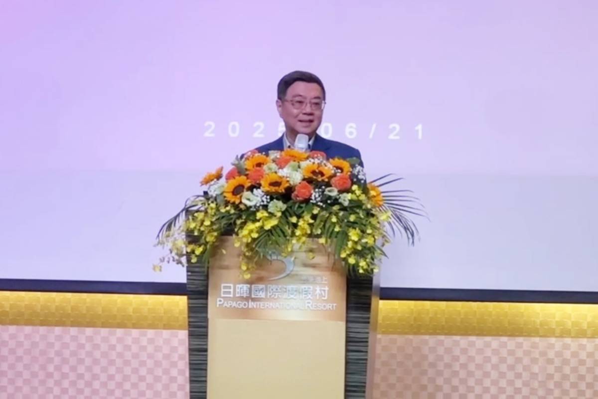 行政院長卓榮泰到臺東縣池上鄉參加慈善領航捐贈儀式，除肯定業者深耕地方觀光並投入偏鄉關懷，也提出臺灣觀光願景。