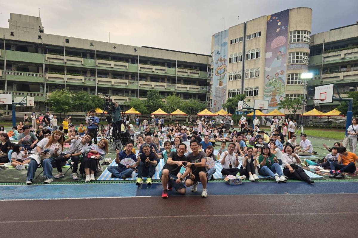 北市萬興國小舉辦草地音樂會，親子在夏夜與樂聲中享受輕鬆歡樂的音樂時光