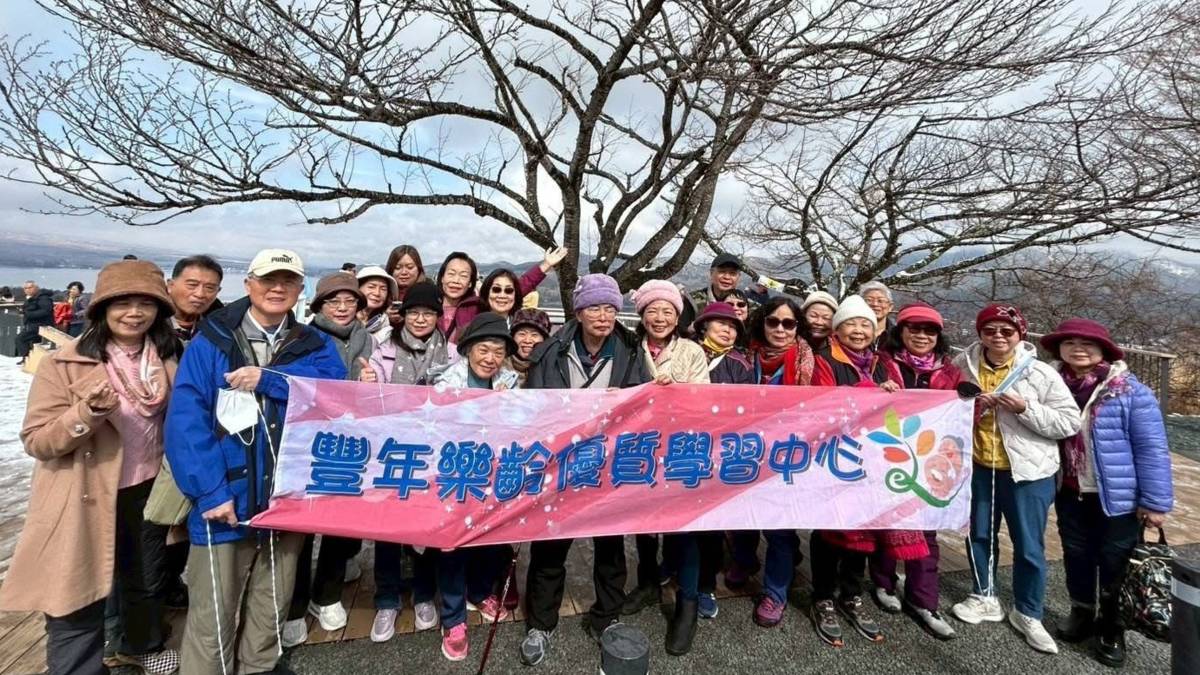 在樂齡中心，學習不只是坐在課堂，更是關於生命、健康、飲食的經驗分享。學生們說：「老師教我們的，不只是語言，還有怎麼過日子。」這些養生之道、料理技巧、人生哲學，在長者心中深深烙印，成為晚年最有價值的養分。(黃鳳欽老師提供)