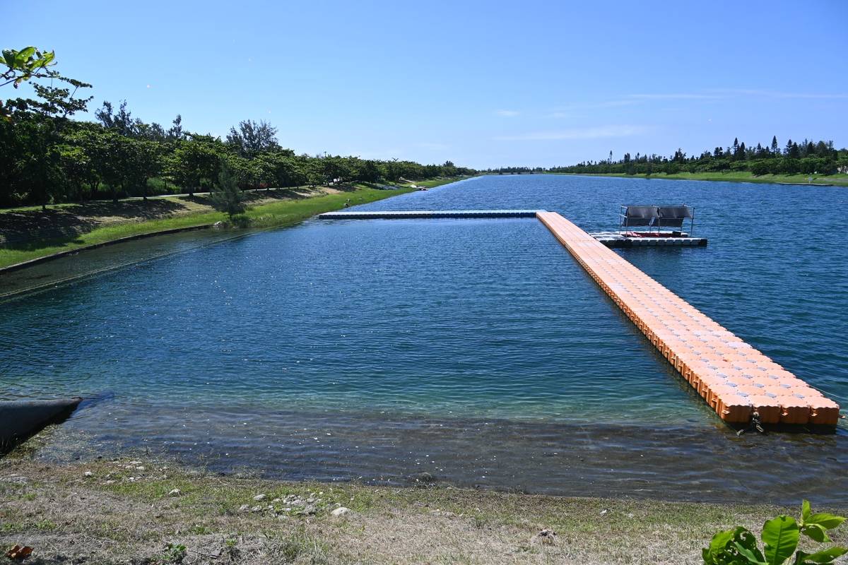 臺東縣府在活水湖畫設長50公尺、寬25公尺的戲水區(浮筒圍起區域)，7月起試辦開放民眾免費游泳。