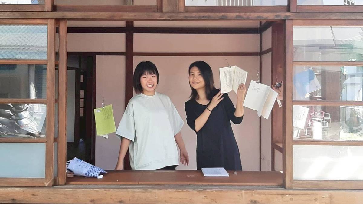 海癒小村咖啡廳周紫宸(右)與鹹鹹(左)
