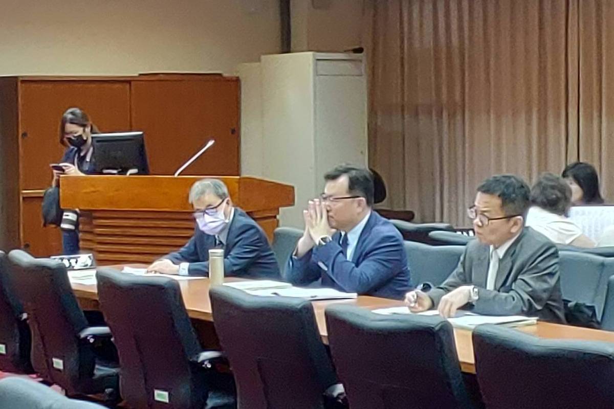 立法院教育及文化委員會25號審查《運動產業發展條例》修正草案，教育部部長鄭英耀(左一)被媒體問及臺大副校長學倫案