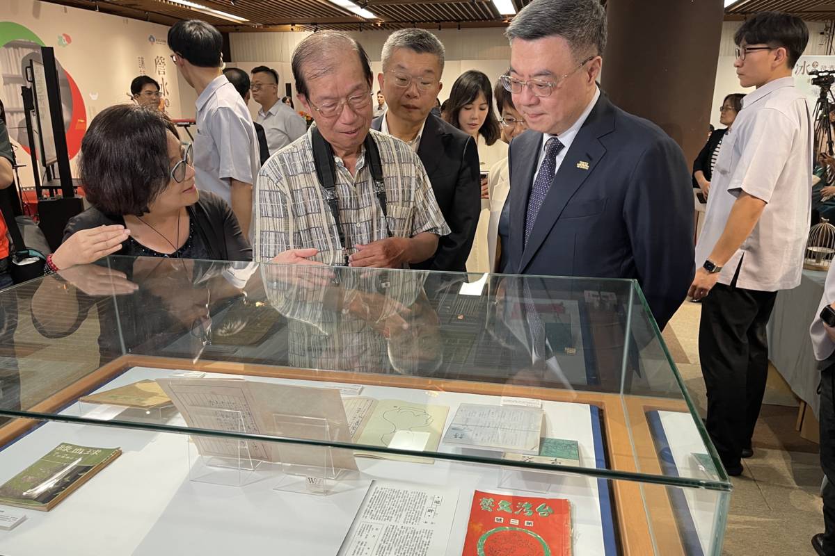 詹冰後代向行政院長卓榮泰解說詹冰作品集