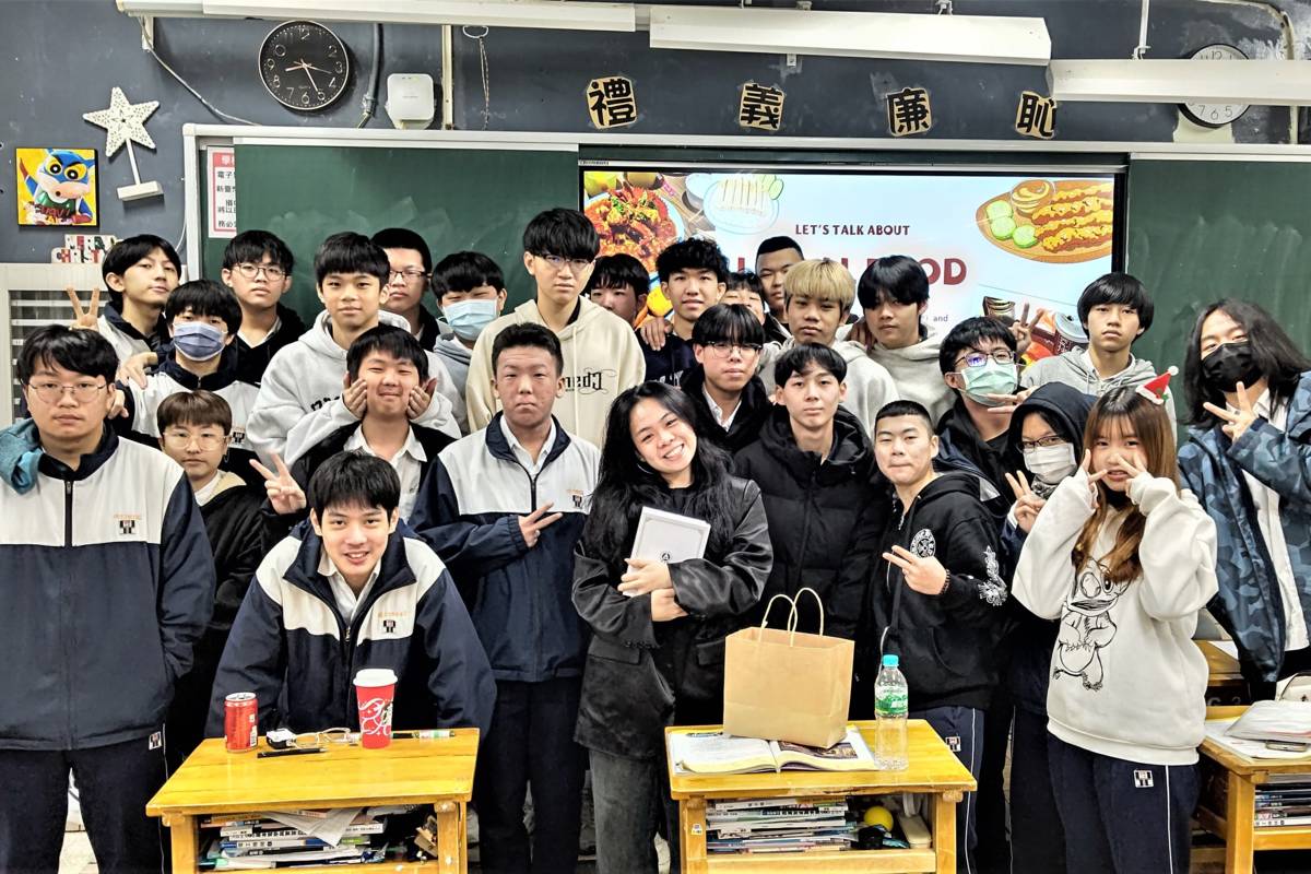 AIESEC國際經濟商管學生會國際見習生Venus與淡水商工同學合影留念，歡迎大家有機會到新加玻
