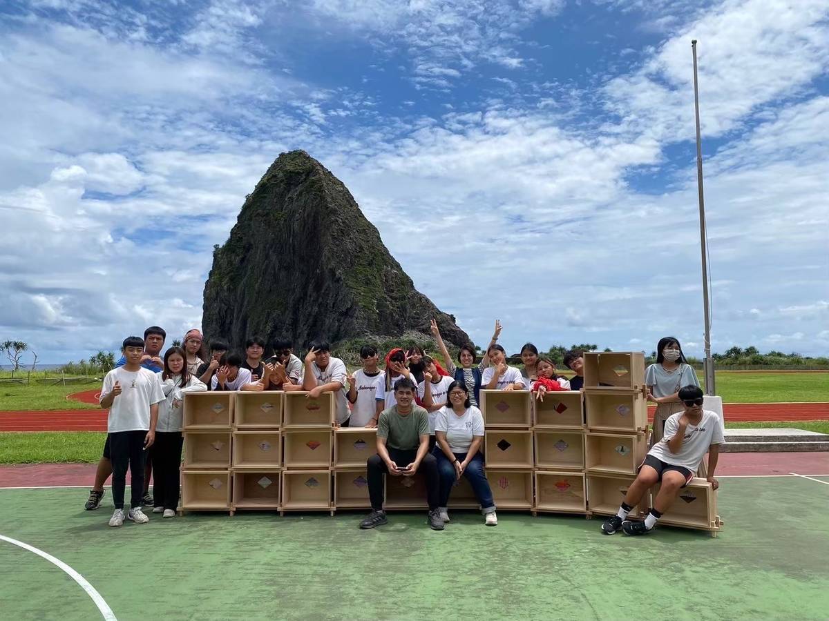 木後花絮至蘭嶼校園修繕桌椅