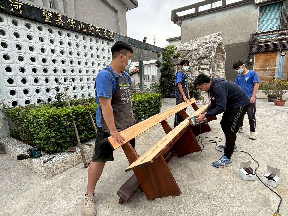 木後花絮至東河天主堂修繕桌椅