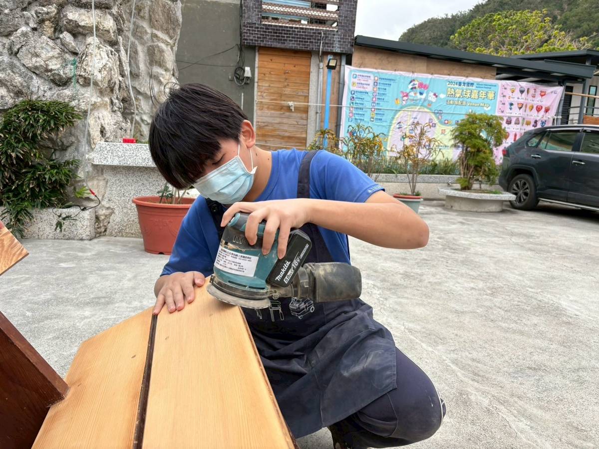 木後花絮至東河天主堂修繕桌椅