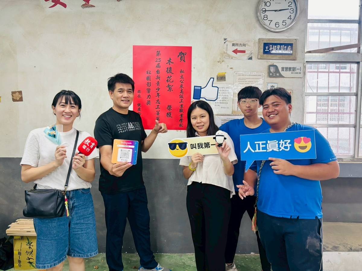 羅正明主任、傅湘涵老師、賴鵬旭和陳誠同學(左二至右)分享社團服務經歷