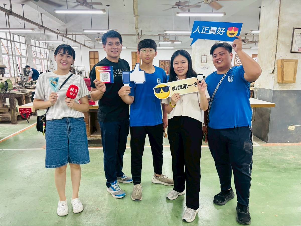 羅正明主任(左二)、傅湘涵老師(右二)、賴鵬旭(中)和陳誠同學(右一)分享社團服務經歷