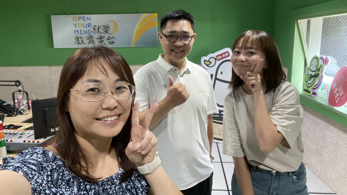 劉學謙(中)擅長使用AI工具讓生活更便利
