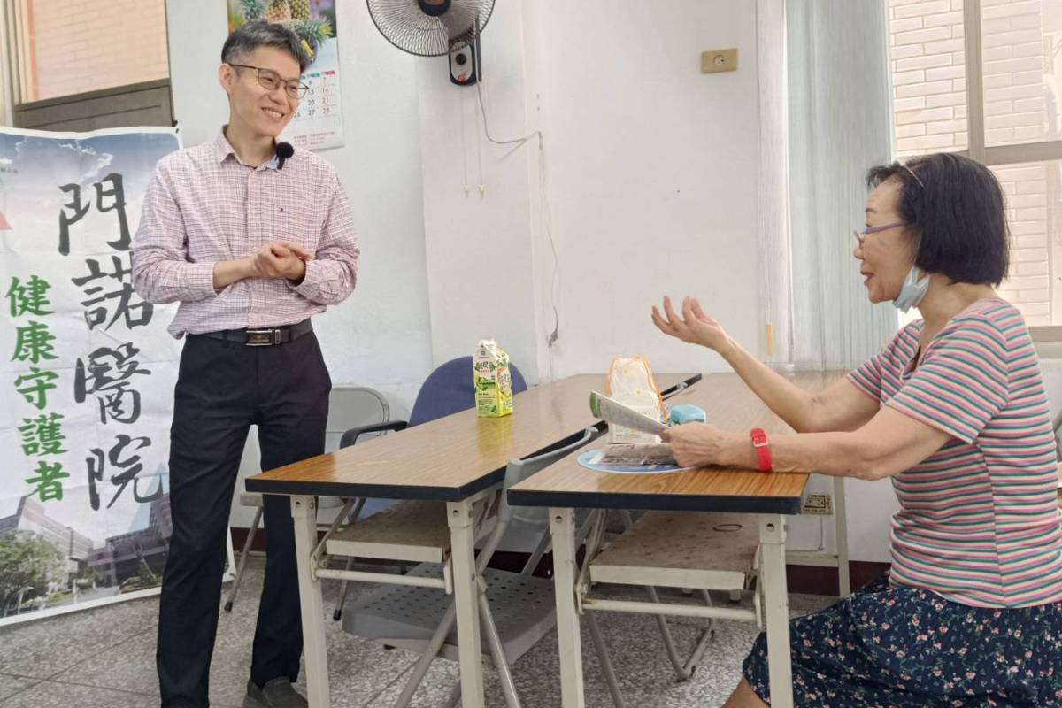 沈治華醫師(左)走入社區舉辦衛教講座