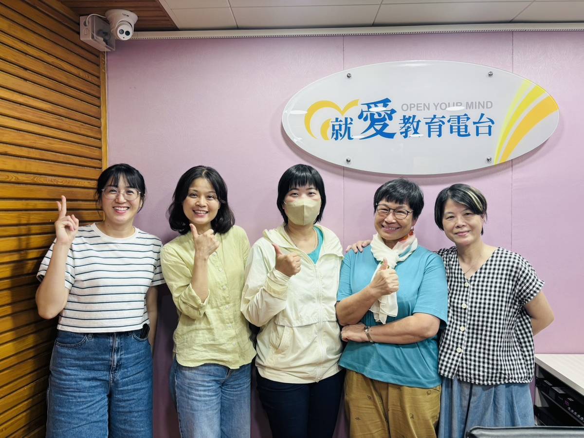 蔡美燕總監、張淑峰物理治療師、荳寶媽媽、賴俞菁執行長(從右至左)