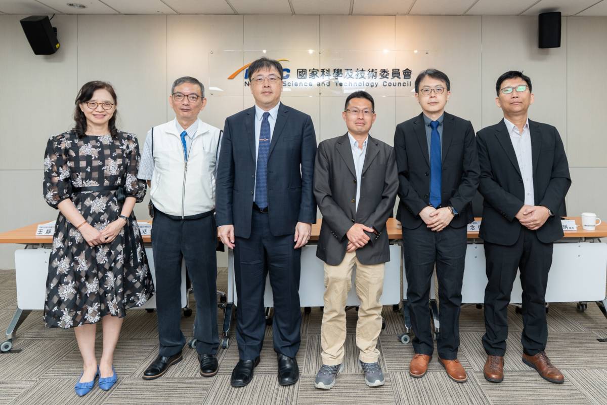 在國科會的支持下，國立中央大學電機系許晉瑋教授研究團隊，成功開發出穎的單模、超高速、低耗能的垂直共振腔面射型雷射(VCESL)，相關研究成果也發表於2025年國際知名學術期刊《IEEE量子電子學選題期刊》。(國科會提供)
