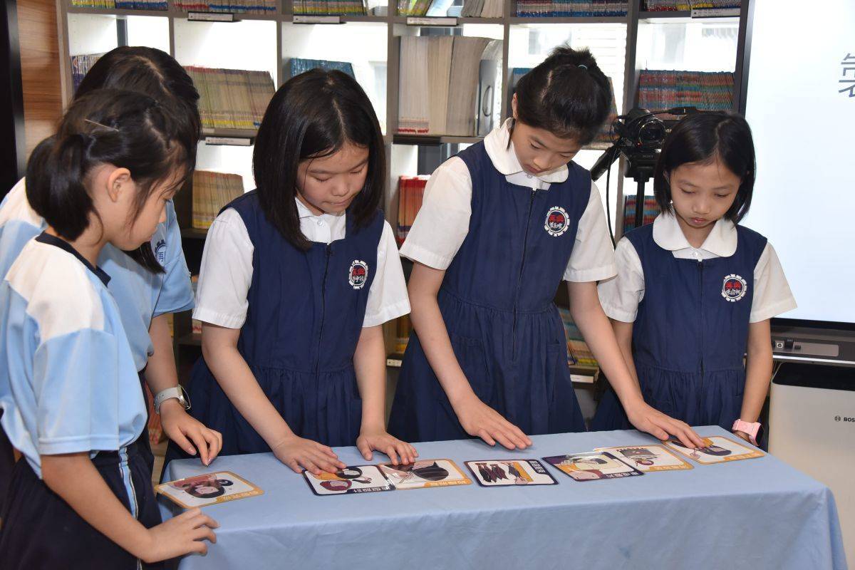 學生透過卡牌遊戲認識假髮製作的每一個步驟