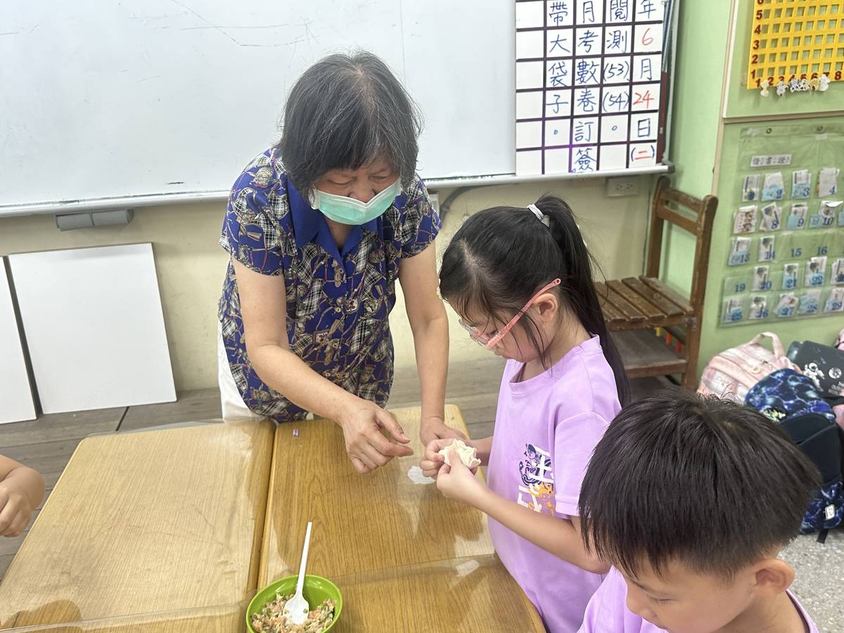 長者指導學生包水餃