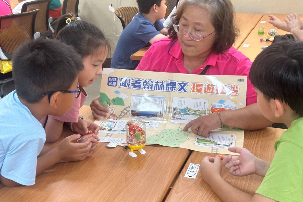 臺北市玉成國小推動代間教育，長者與學生分享生命故事，增進世代間情感