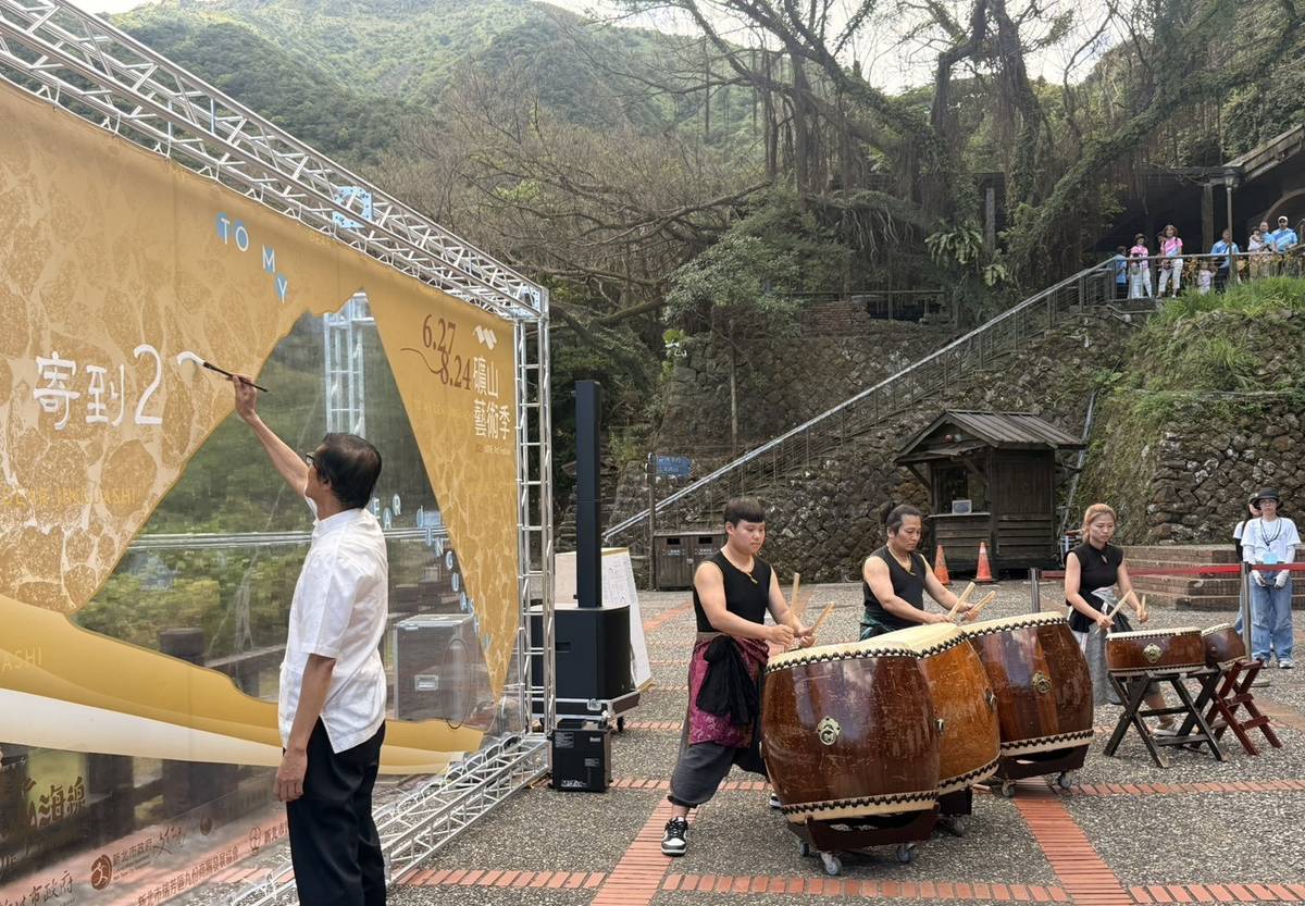 在地書法名家謝慶興，與結合傳統與現代鼓藝的在地鼓團「心鼓坊」聯袂演出