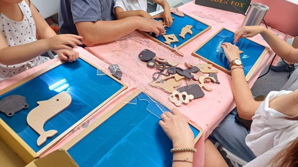 海廢的華麗轉身
透過在地團隊將大溪港海廢再生的材料製成海廢拼圖×海洋大學團隊接力設計完成海洋活動教案，讓小朋友邊玩海廢拼圖，邊認識海洋生物，並深入了解海洋廢棄物的問題(黃士洋船長提供)