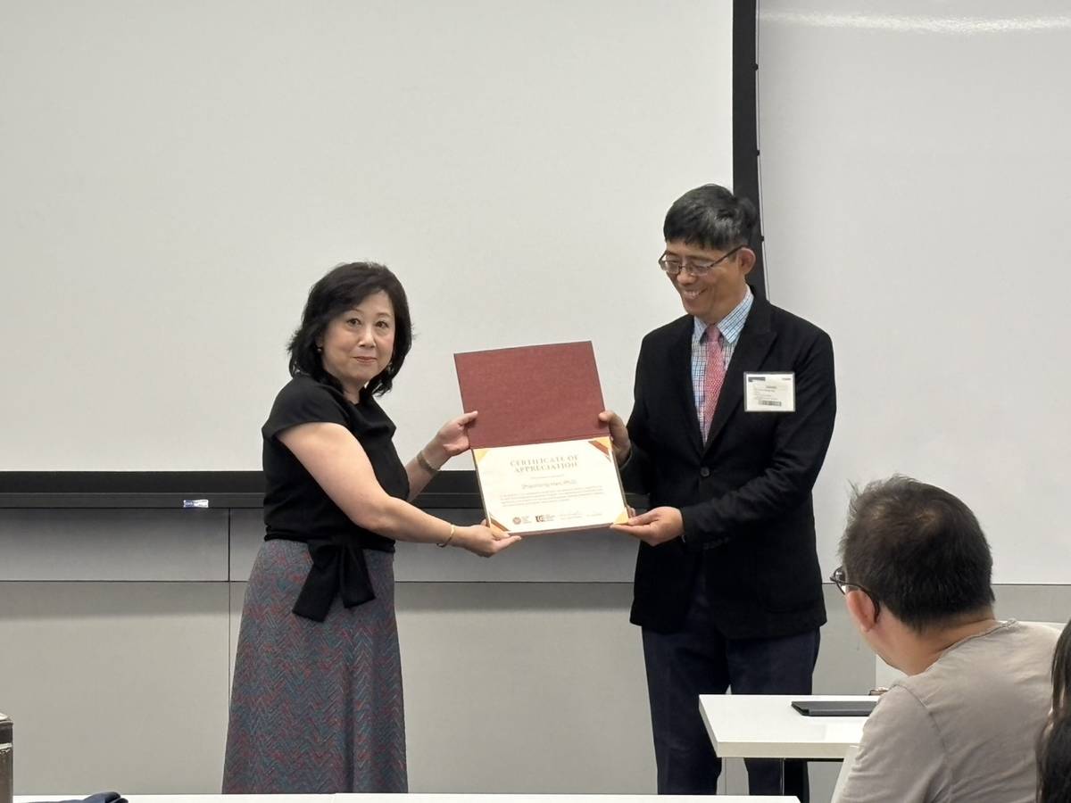 印永翔副校長代表臺師大頒贈感謝狀予哥倫比亞大學Zhaohong Han教授，表達對其在EMI教師增能課程投入的感謝，也象徵臺師大與哥大攜手打造國際教育合作典範的深厚情誼。.(臺師大提供)