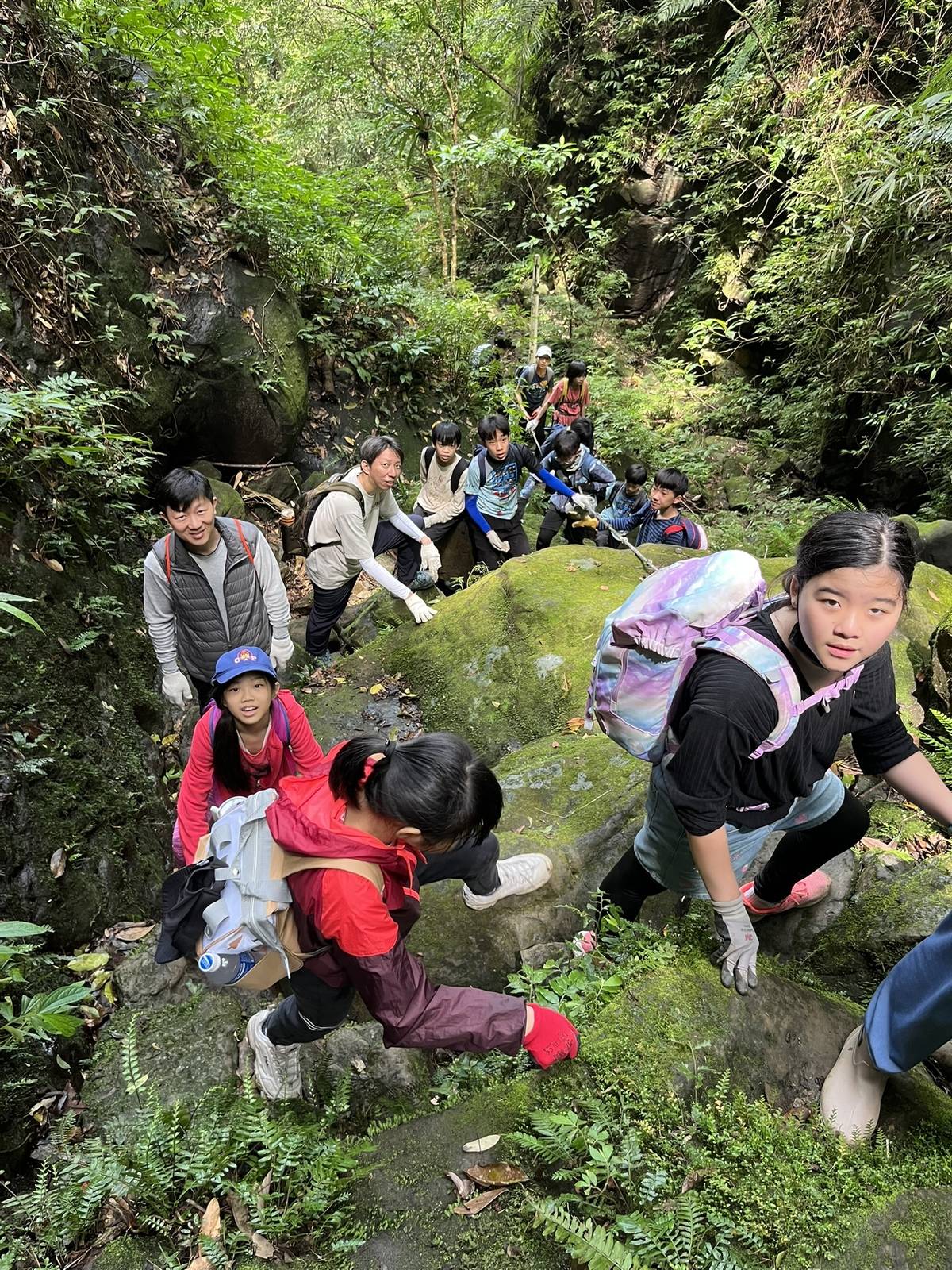 雙峰國小家長與六年級學生共同攀登雙峰山。(雙峰國小提供)