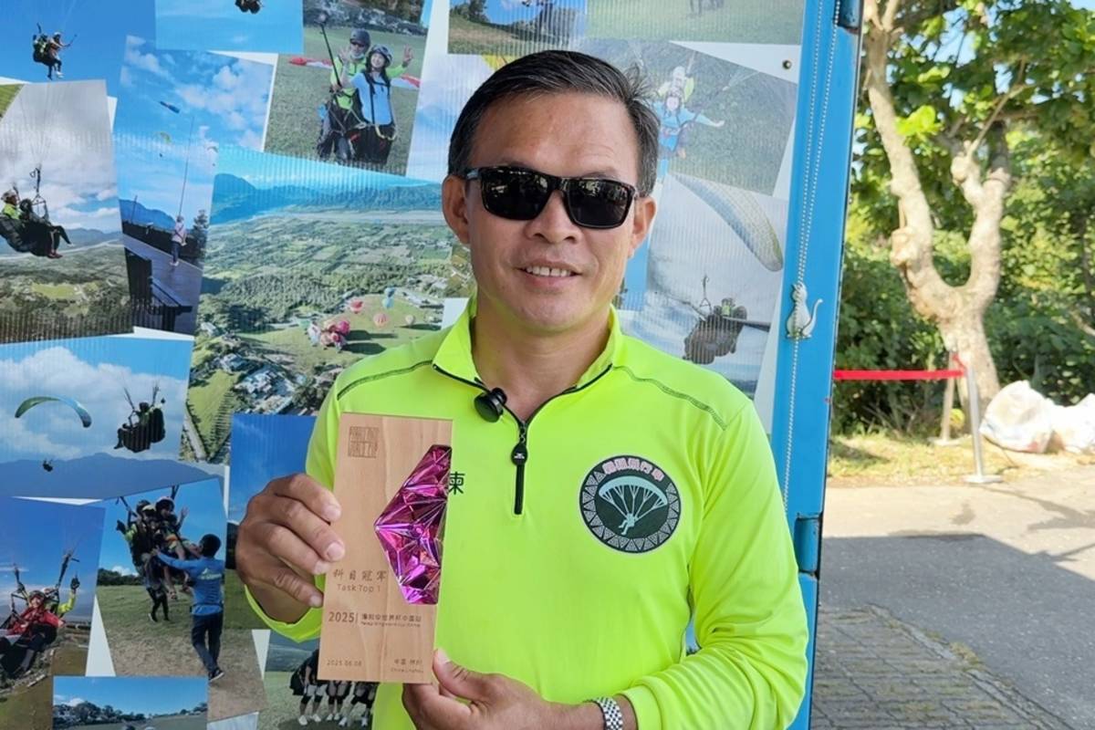 臺東鹿野鄉一名空軍軍官退役的飛行傘教練吳明億，月初遠赴中國河南參加飛行傘國際賽，成功在首日奪下單日冠軍，直接晉級年底西班牙總決賽，為國爭光。