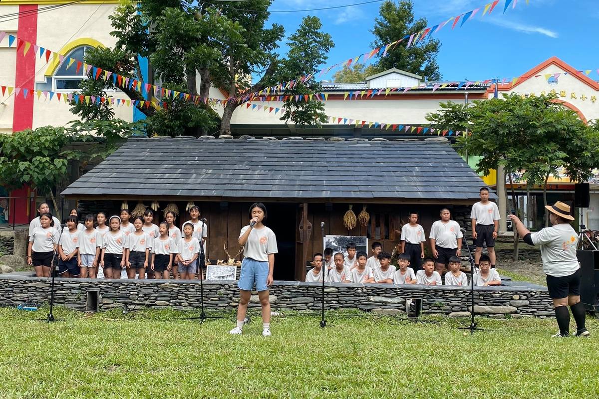 臺東縣「武陵Buklavu民族文化小學」舉行建校百週年校慶，同時進行「家屋落成」揭幕，重現布農族傳統家屋精神。