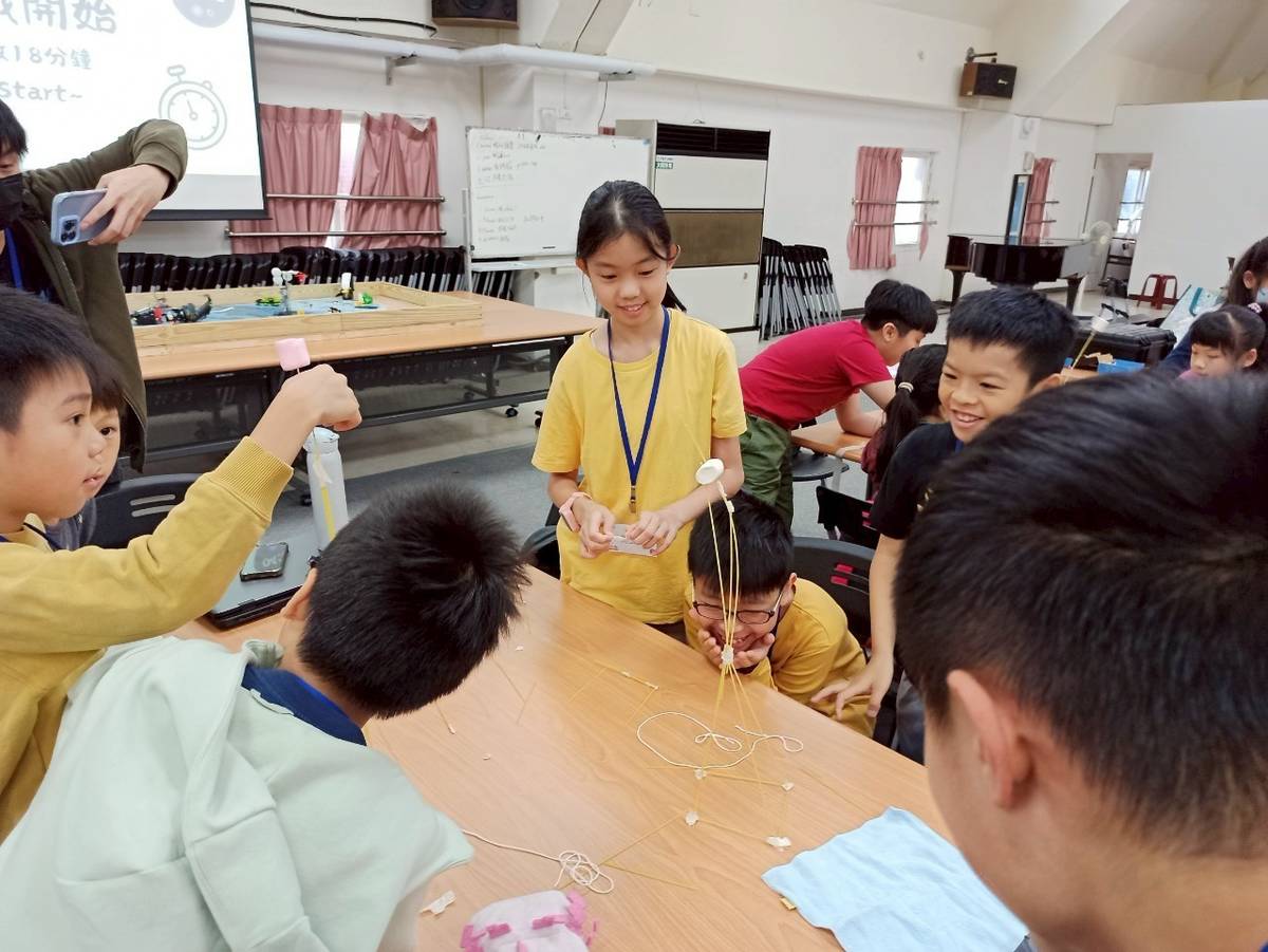 國語實小學生以棉華糖搭塔學習機構設計