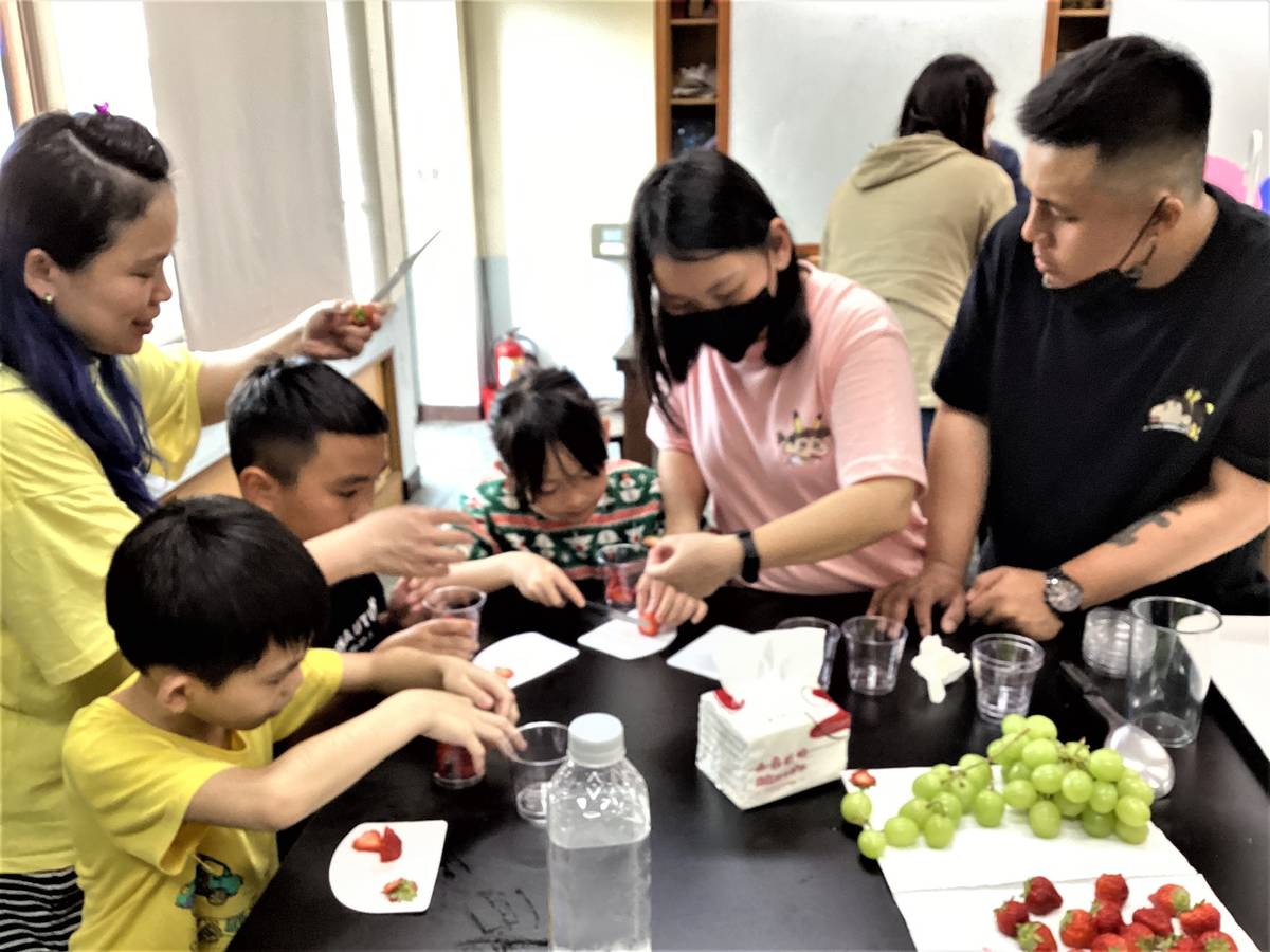 金山國小學童親自切水果做蛋糕