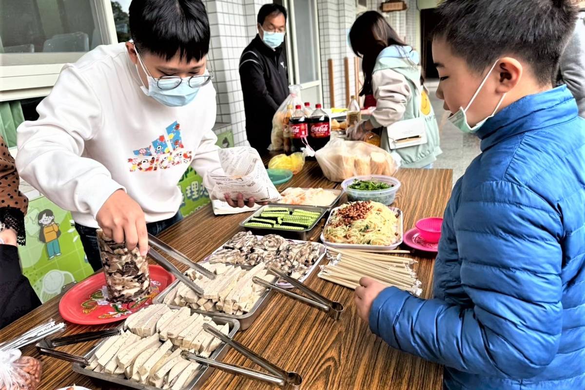大成國小親子合作挑選食材