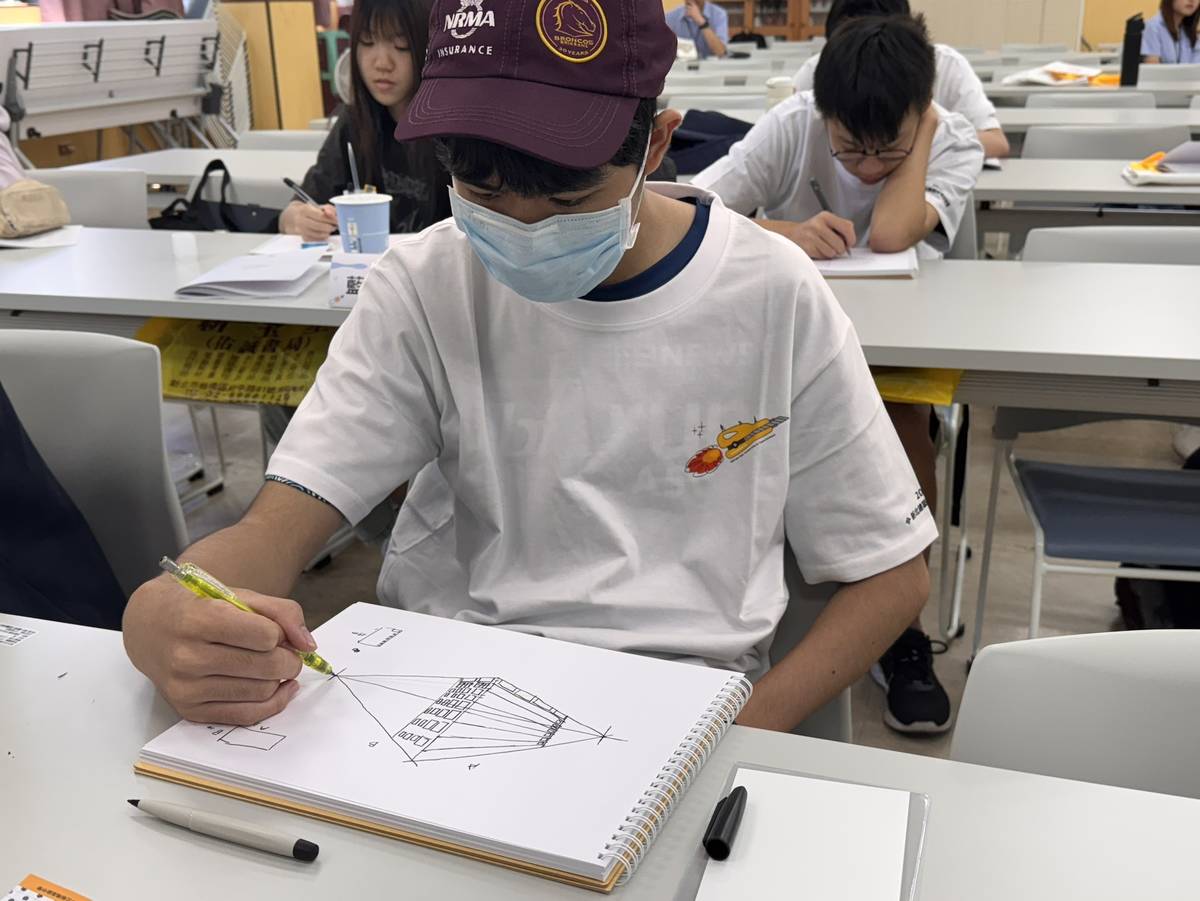 營隊學生進行手繪實作練習