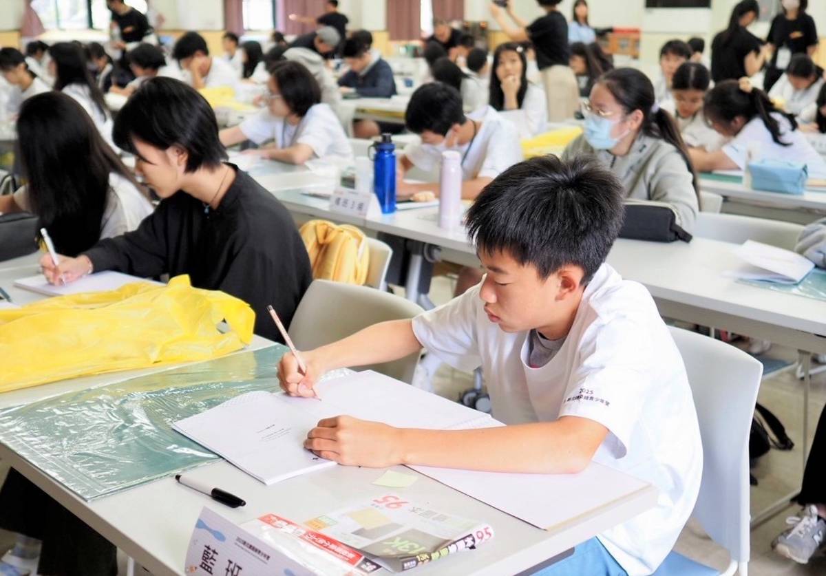 營隊學生認真進行空間構圖練習