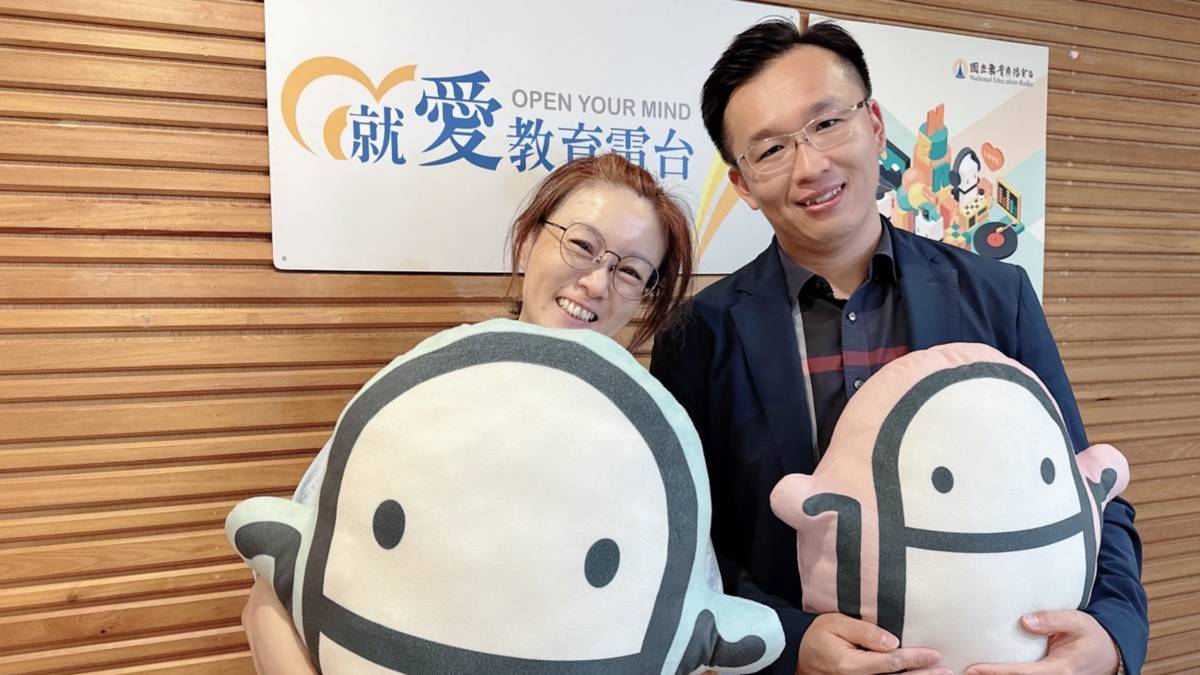 圖右為義守大學創新育成中心主任謝名家
