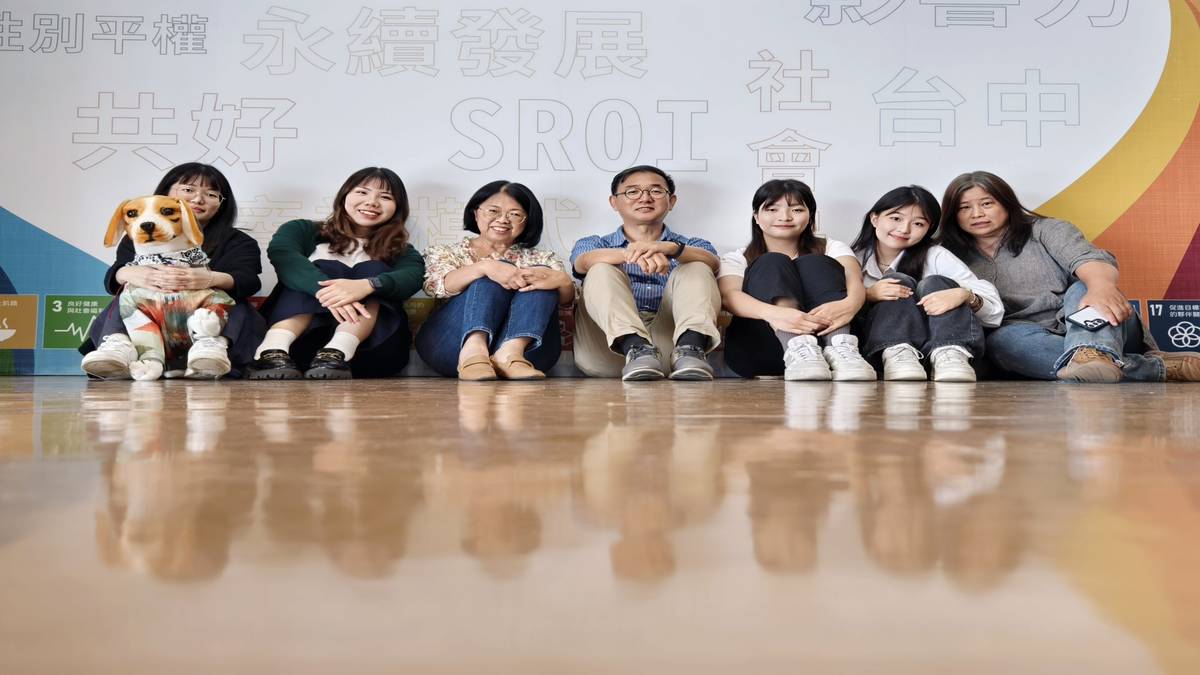 「再寵生活」透過臺中社會創新實驗基地媒合企業，利用廢布改造為寵物衣飾
