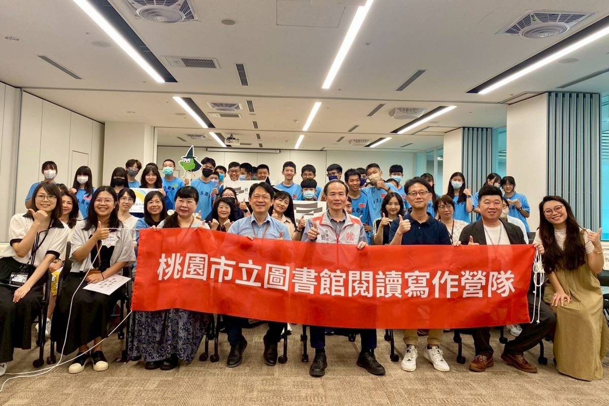 桃園市圖打造暑期多元營隊，寒暑假累計逾千名學生參與。(桃園市教育局提供)