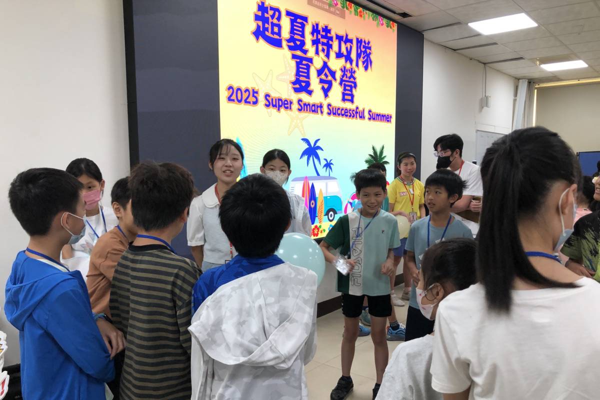 桃園市教育局辦理「 超夏特攻隊」夏令營，由外師為學生量身打造設計多元議題課程