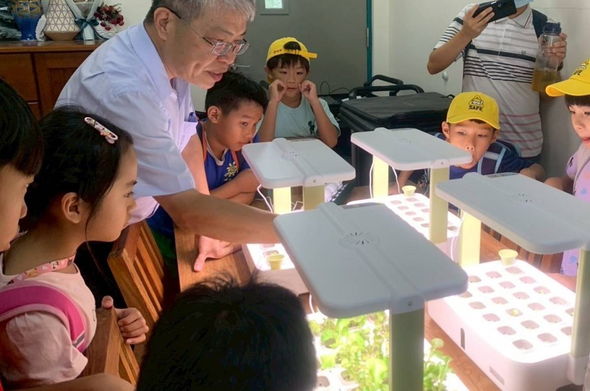 潘文福院長跟學生介紹魚菜共生育苗原理
