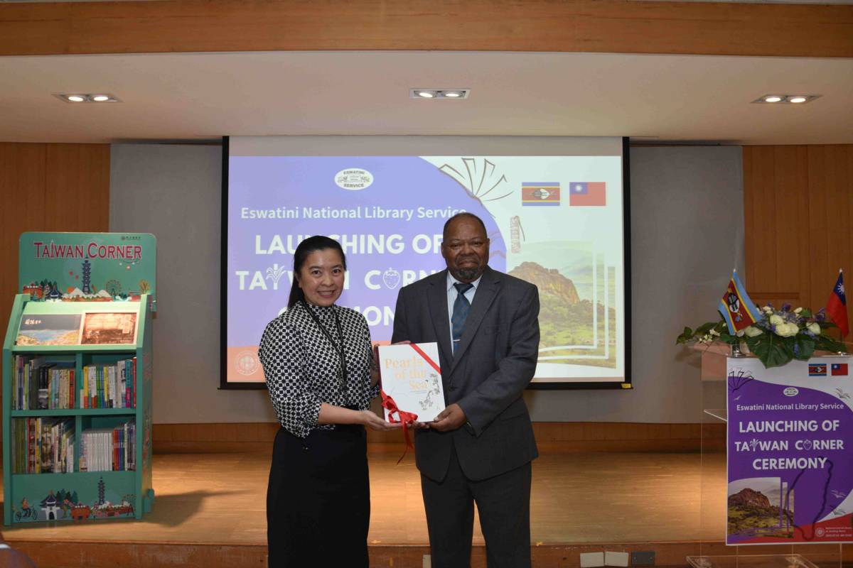 史國經濟企畫暨發展部Thambo_Gina部長代表史國國家圖書館接受捐贈Taiwan Corner