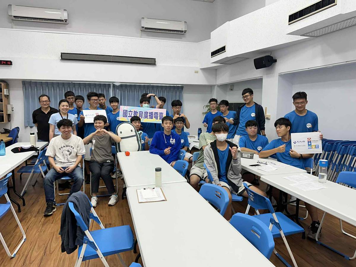 臺東高中同學到電台分享心得