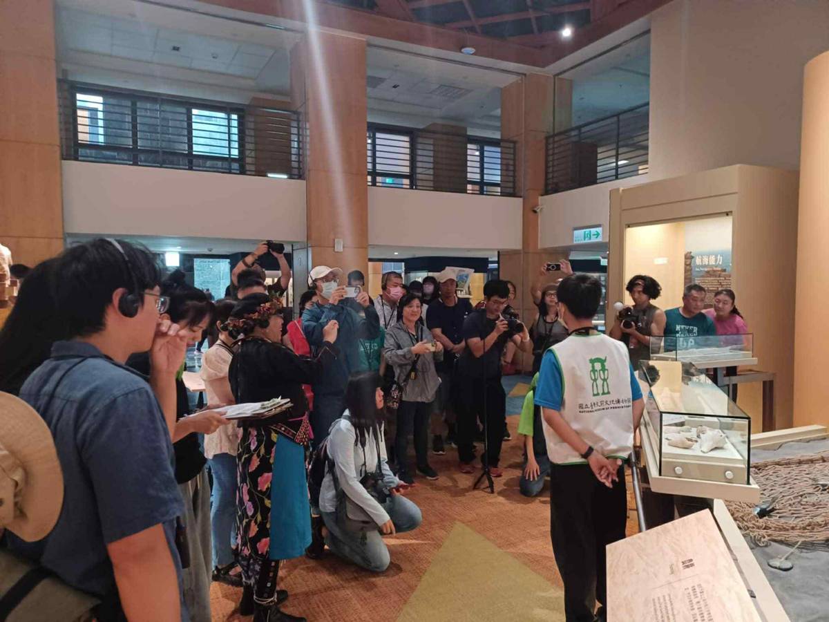 臺東高中同學在史前館向民眾用台語導覽
