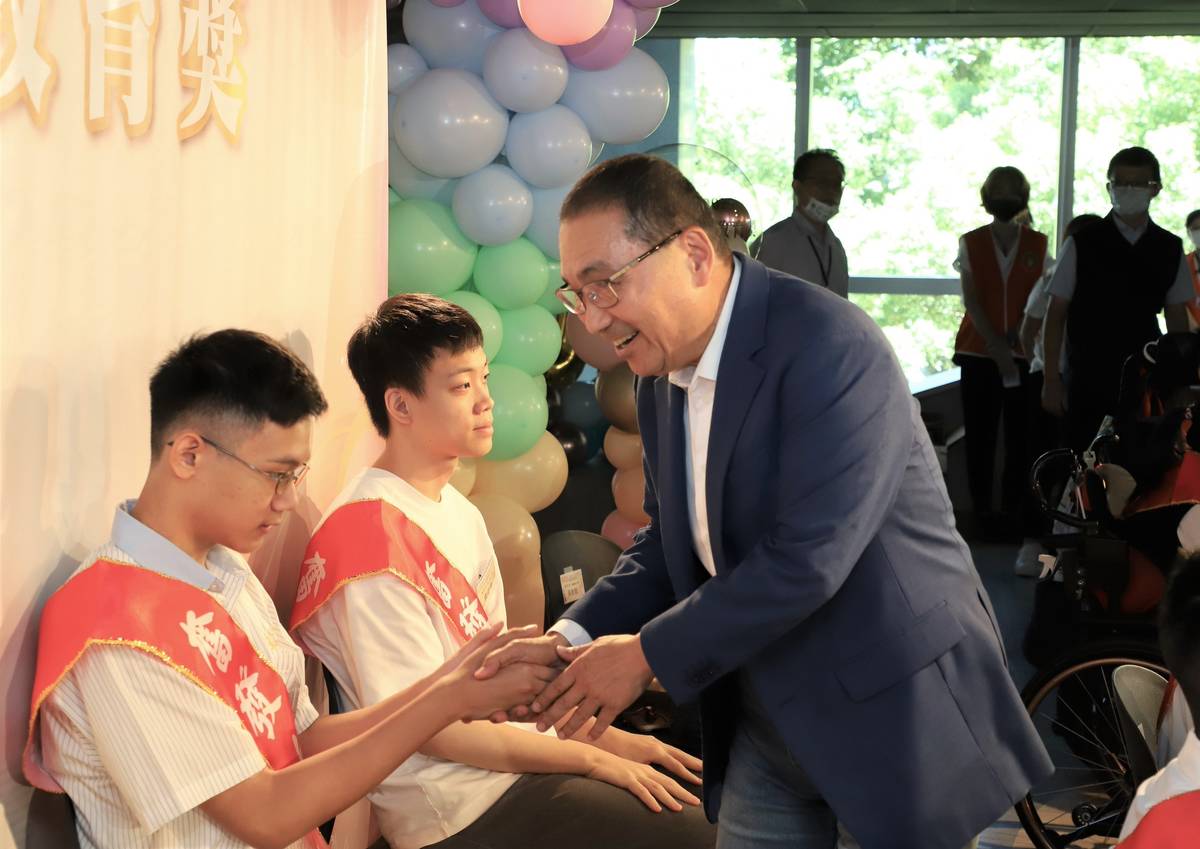 今（2）日市長侯友宜接見這群逆境中綻放光芒的青年學子，並逐一現場握手表達鼓勵