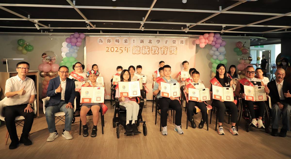 侯友宜市長頒發 21位總統教育獎學子，頒發獎學金，肯定他們逆境中勇敢前行綻放光芒 