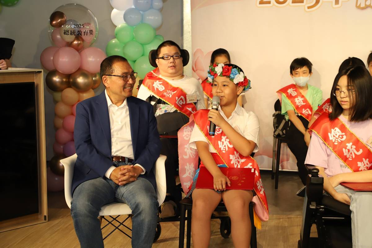 重慶國小王諄現場以卑南語致感謝詞並與市長溫馨互動