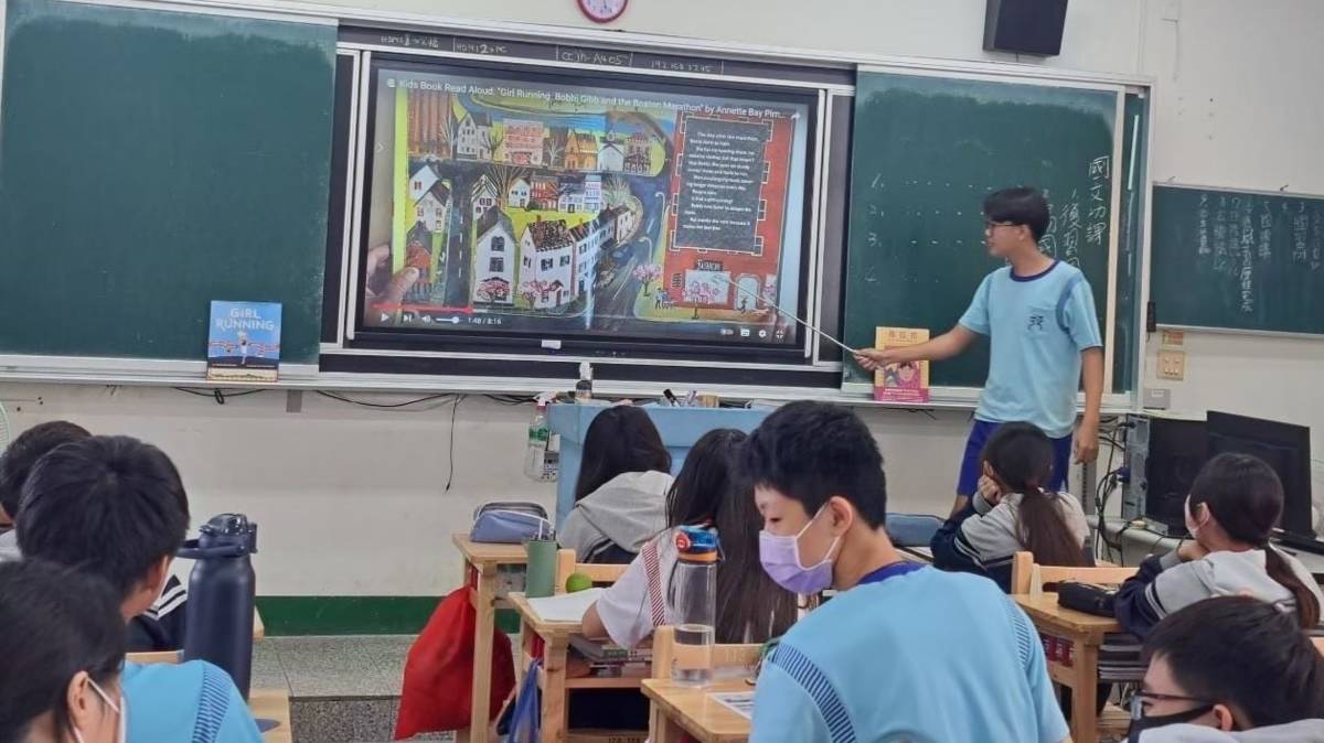 112學年度「健康促進學校輔導計畫前後測成效評價成果報告評選」-特優-屏東縣立中正國民中學-同學協助老師講解性平內容