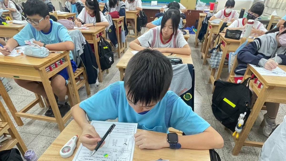 112學年度「健康促進學校輔導計畫前後測成效評價成果報告評選」-特優-屏東縣立中正國民中學-性平英文課學習單