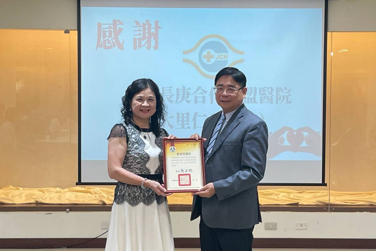 仁愛長庚合作聯盟醫院（大里仁愛醫院）王瑞欽副院長與中臺科大陳錦杏校長合影.
