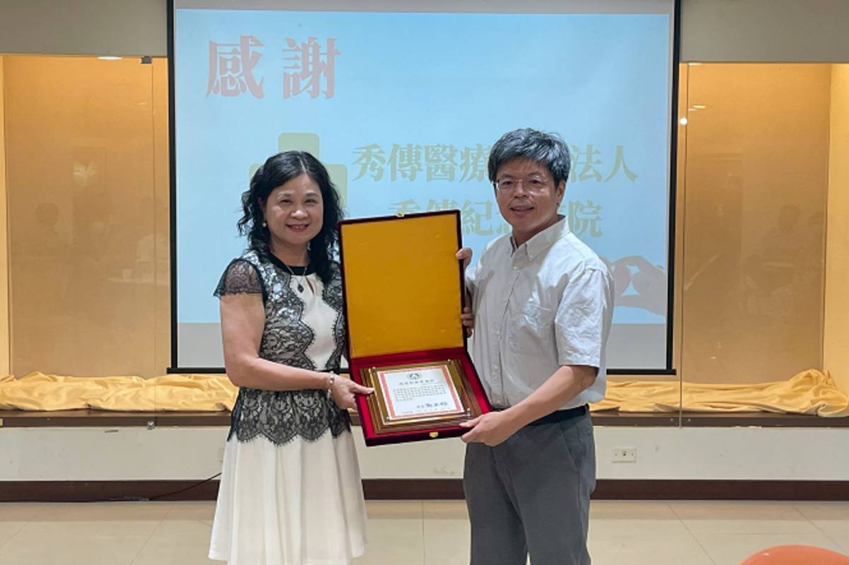 秀傳醫療社團法人秀傳紀念醫院朱旆億副院長代表領取教育部頒贈之褒揚狀.