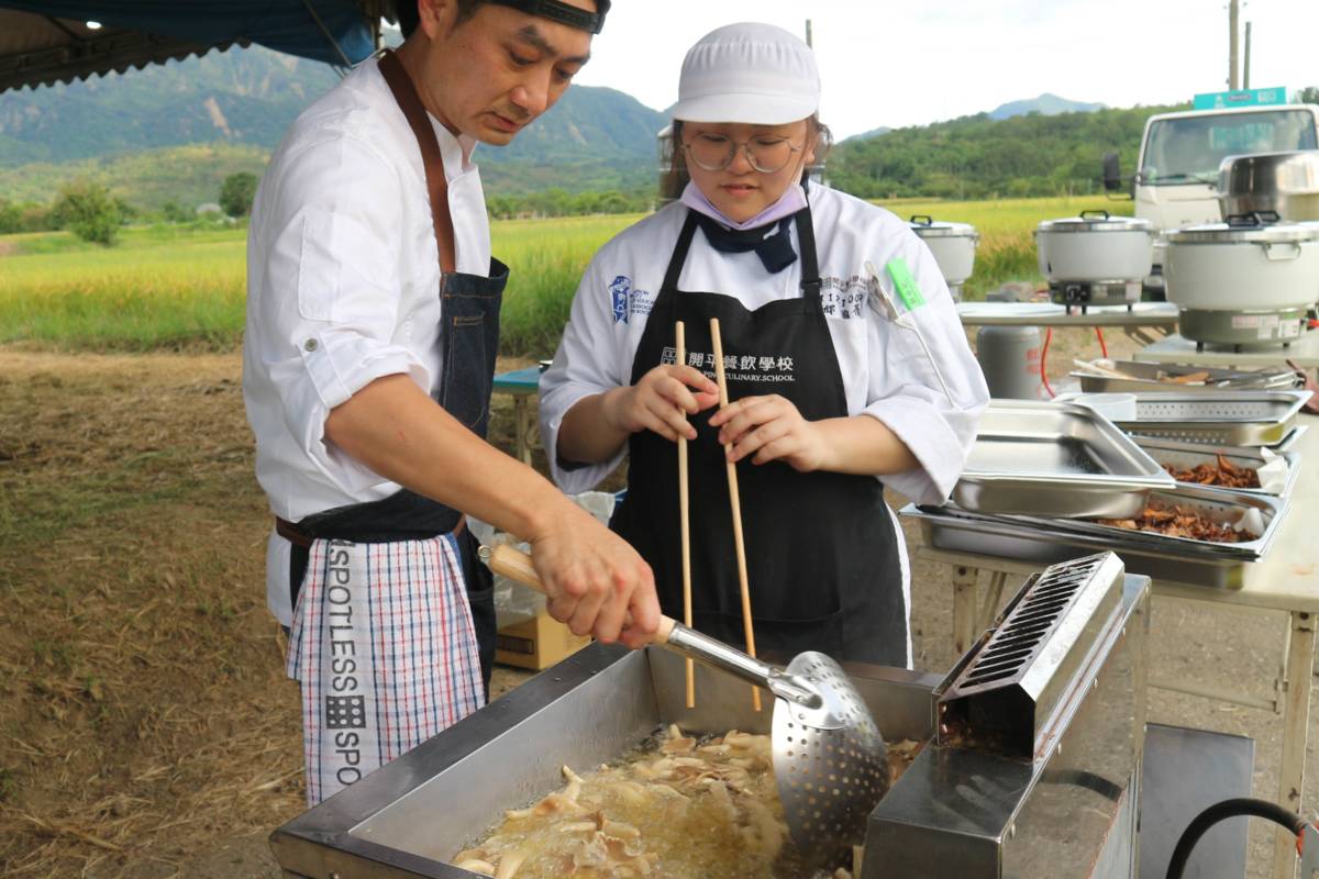 鄉村主廚鍾政容領軍，帶領開平餐飲學生以在地食材打造近200人「稻浪私廚」風土餐宴