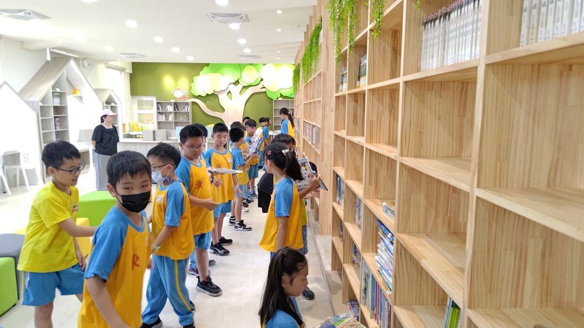 東勢國小學生將圖書上架