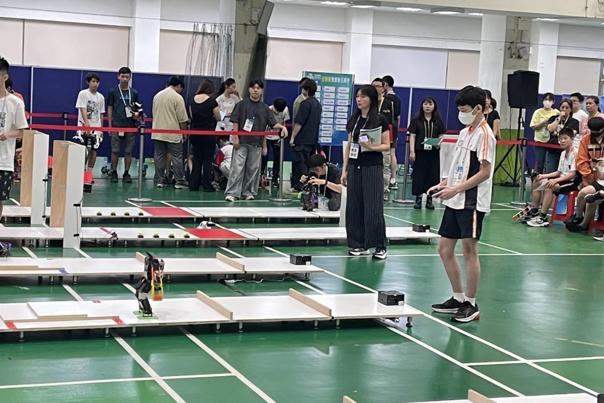 經國國中學生展現機器人操作的靈活與創新技術運用